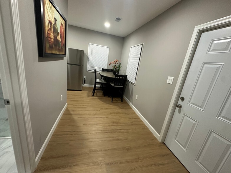 Building Photo - 2608 Village Ln