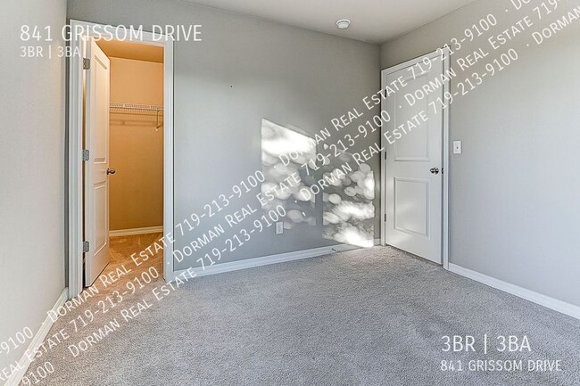 Building Photo - $500 OFF the first month of rent! Single F...