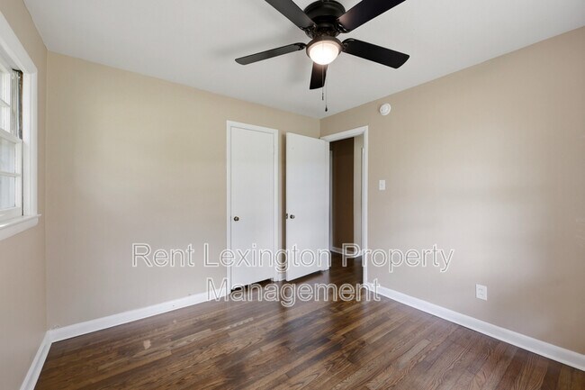 Building Photo - 141 Zandale Dr