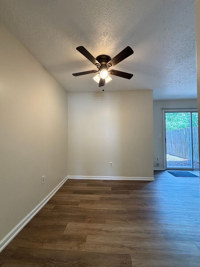 Building Photo - Beautiful 3 bedroom 1.5 Bath Fully Remodel...