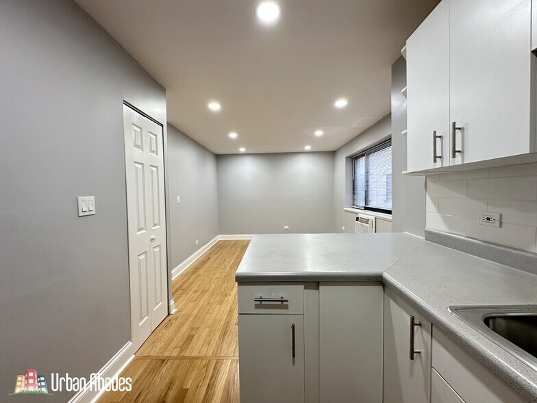 Building Photo - 6967 N Sheridan Rd