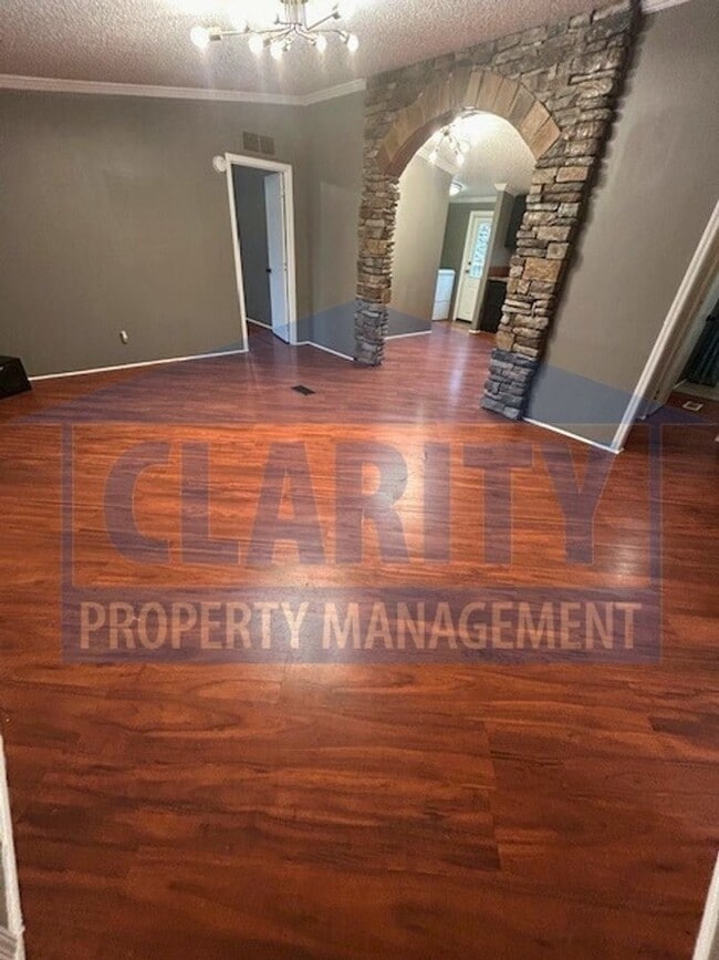 Building Photo - Three bedroom home w/ fenced in yard!