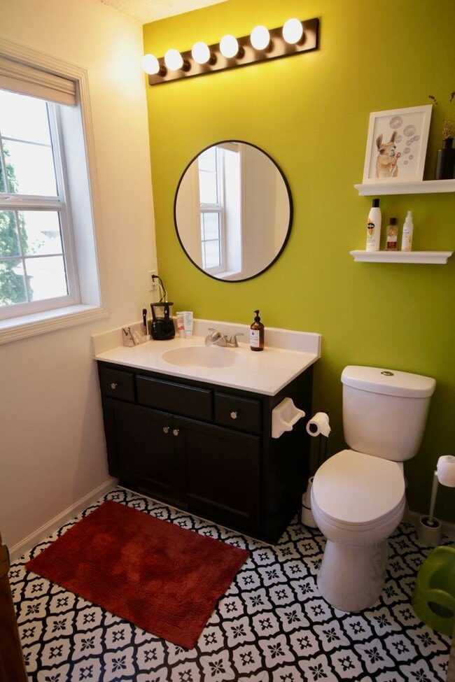 Building Photo - Spacious 5-bedroom, 3-bathroom modern home...