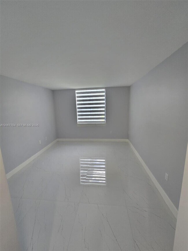 Building Photo - 9440 Fontainebleau Blvd