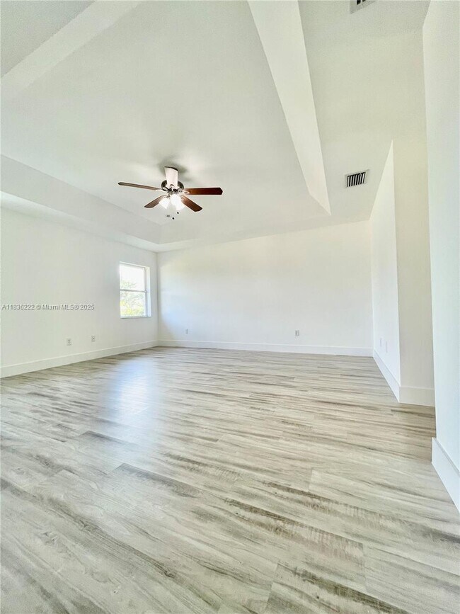 Building Photo - 272 SW Oakridge Dr