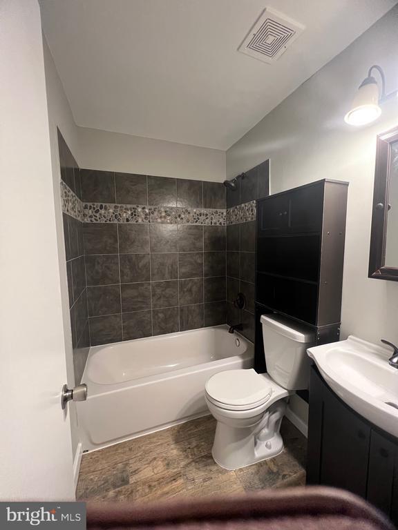 Building Photo - 406 Essexwood Ct