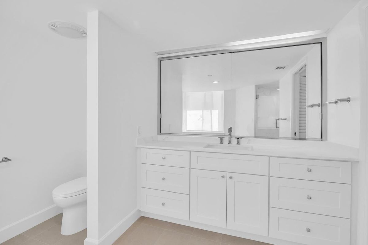 Building Photo - 529 S Flagler Dr