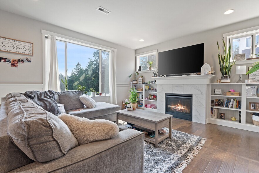 Great Room (view #2) - 1182 NE Sockeye Ct