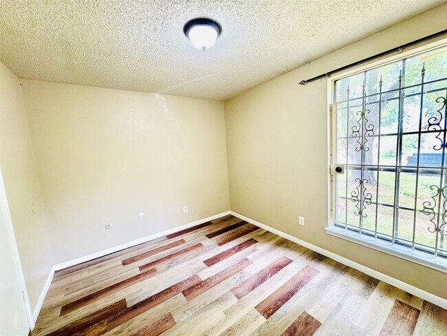 Building Photo - 2523 Woodbough Dr