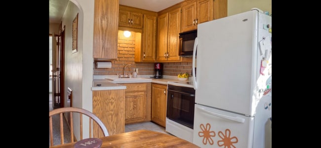 Building Photo - Charming 3-Bedroom Home in the Village of ...