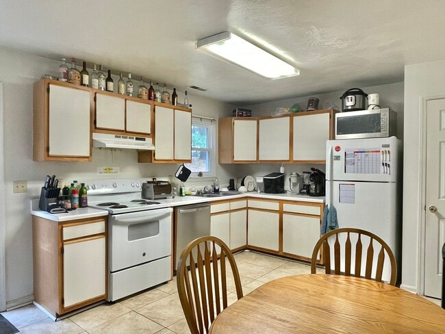 Building Photo - 200 Janie Ln