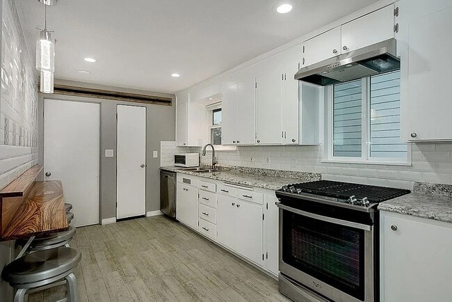 Building Photo - Classic Fauntleroy Home on a Spacious Lot ...