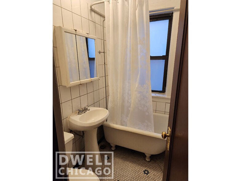 Building Photo - 3302 W Schubert Ave