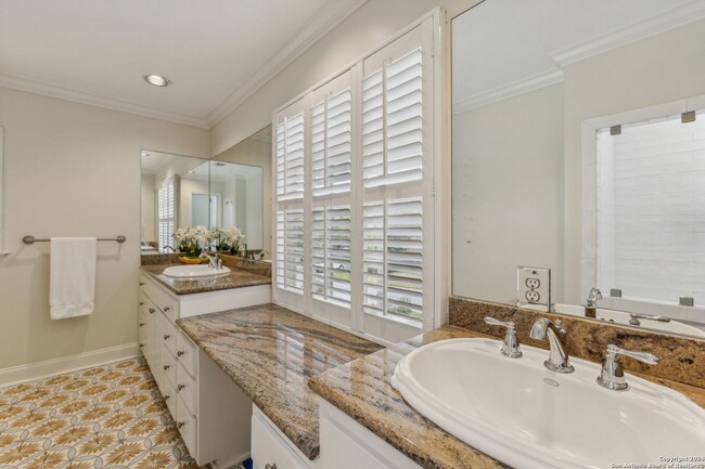 Building Photo - BEAUTIFUL 4-BEDROOM HOME IN TERRELL HILLS