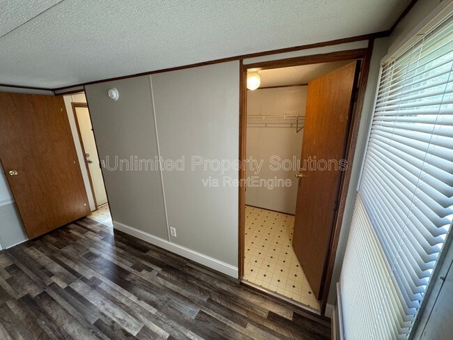 Building Photo - 9499 Wendi Dr NE