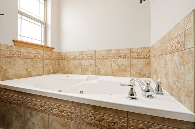 Building Photo - Executive 3-Bed Ranch Main Level - Private...