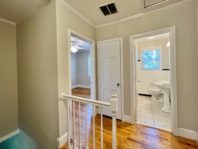 Building Photo - Freshly Painted Elizabeth Townhome