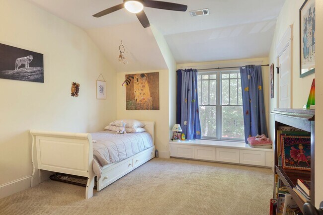 Building Photo - Beautiful 4/4 Plus Office, 4 Blocks From E...