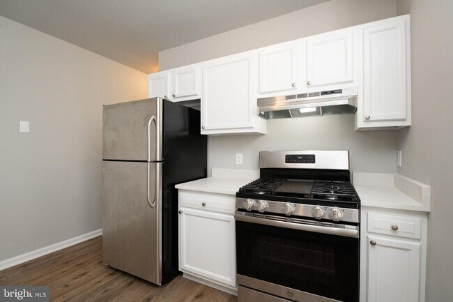 Building Photo - 3 Bed 1 Bath Renovated Townhouse