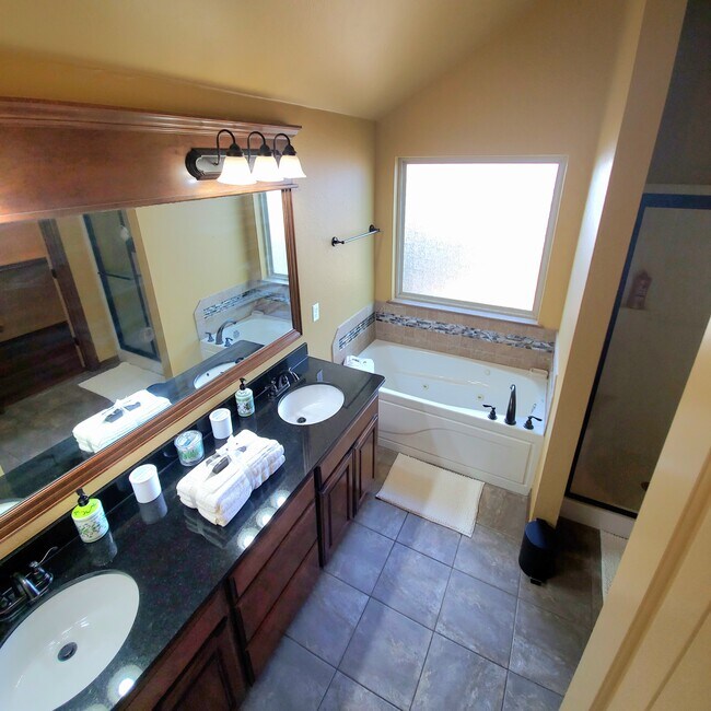 Building Photo - 605 SW 149th Pl