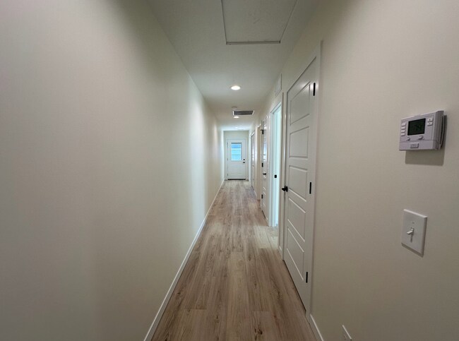 Building Photo - 2 Bedroom/1 Bath Duplex Available For Rent