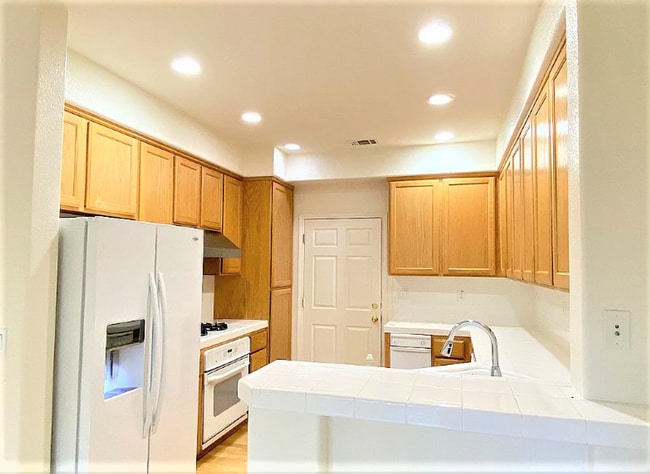 Building Photo - Dublin Townhouse with Solar!  3 Bed 2.5 Ba...