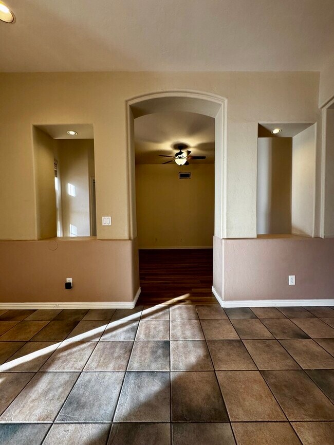 Building Photo - FOR RENT