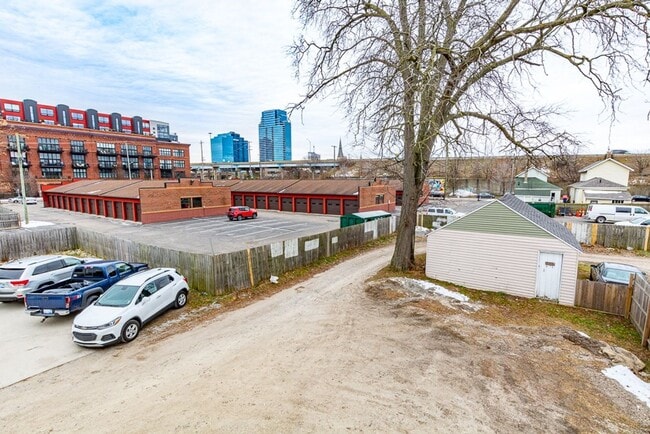 Building Photo - Bright Upper Two Bedroom Unit! Recently Remodeled!