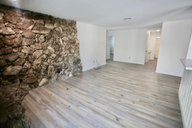 Building Photo - 3br, 2ba in a Great Family Neighborhood Av...