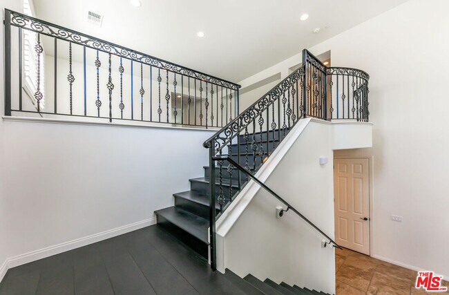 Building Photo - 22379 Driftwood Ct
