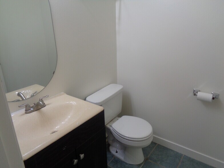 Building Photo - 777 Valley View Dr
