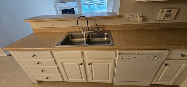 Building Photo - ****** HALF OFF FIRST FULL MONTH OF RENT!! ******