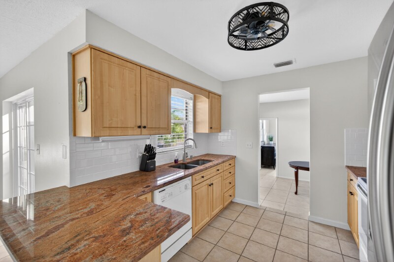 Building Photo - 8195 Coachlight Cir