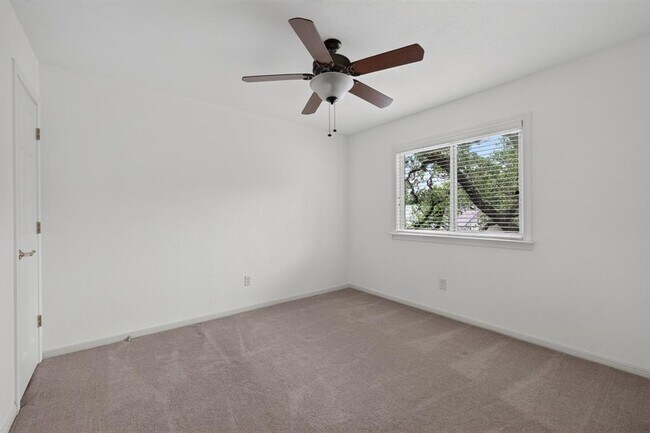 Building Photo - 1202 Knollpark Cir