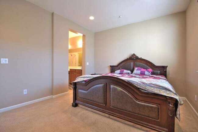 Building Photo - Beautifully Updated Union City Townhome w/ Community Amenities & Vaulted Ceilings