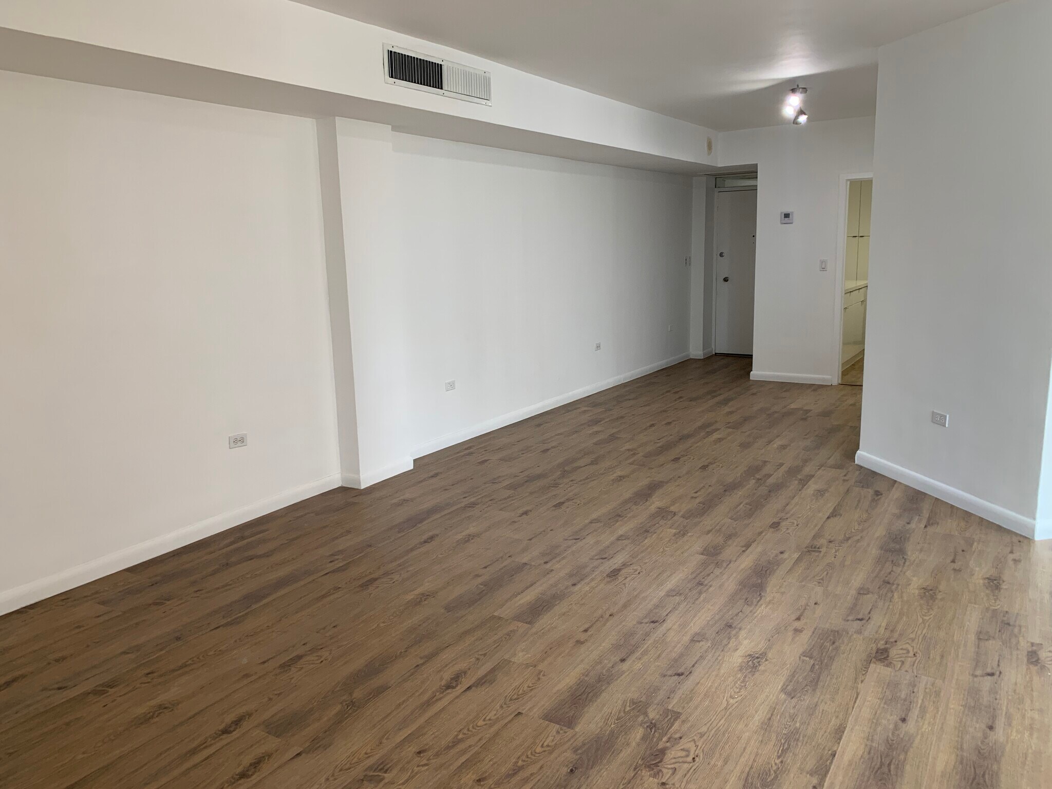 Building Photo - 999 Brickell Bay Dr