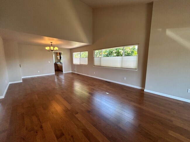 Building Photo - 329 Oak Leaf Cir