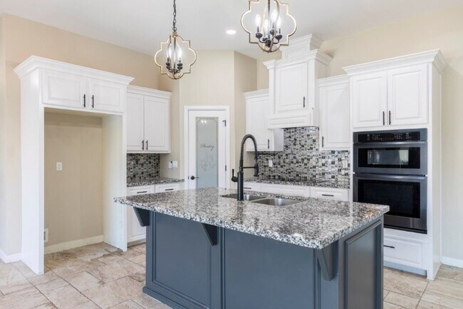 Building Photo - "Spacious 4-Bed Oasis with Pool Retreat in Mission, TX!"