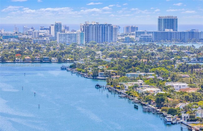Building Photo - 1750 N Bayshore Dr