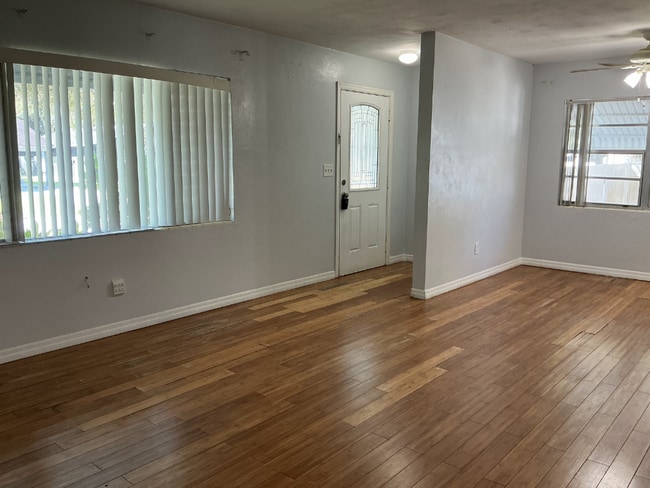 Building Photo - Single-Family Home | 3 Bedrooms | 2 Bathro...