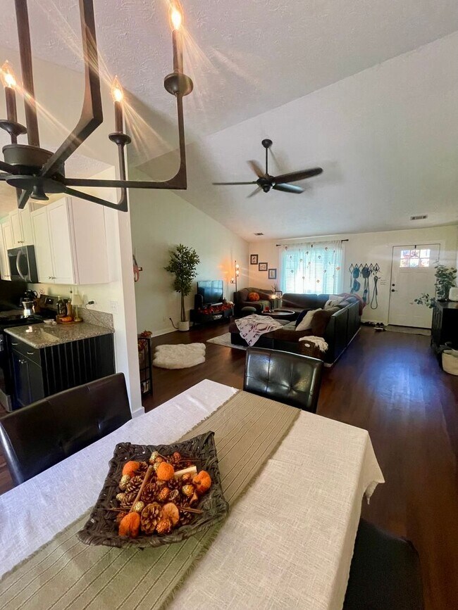 Building Photo - Beautiful newly renovated 3 bedroom 2 bath...