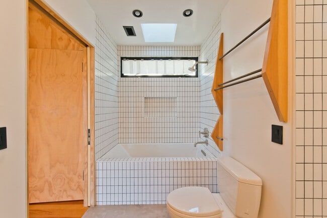 Building Photo - 2460 Beverley Ave