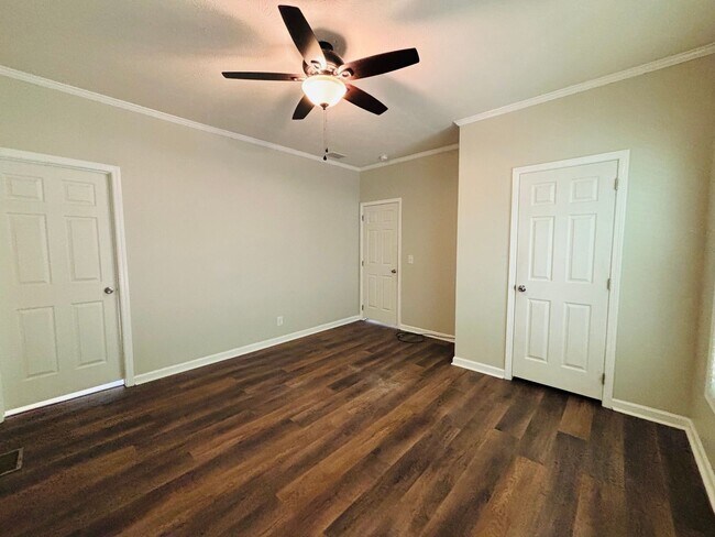 Building Photo - 3 Bedroom, 2 Bath House