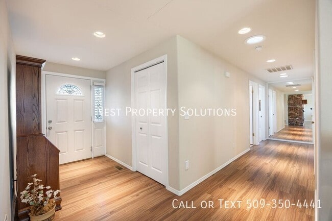 Building Photo - 1227 Fairway Dr NE