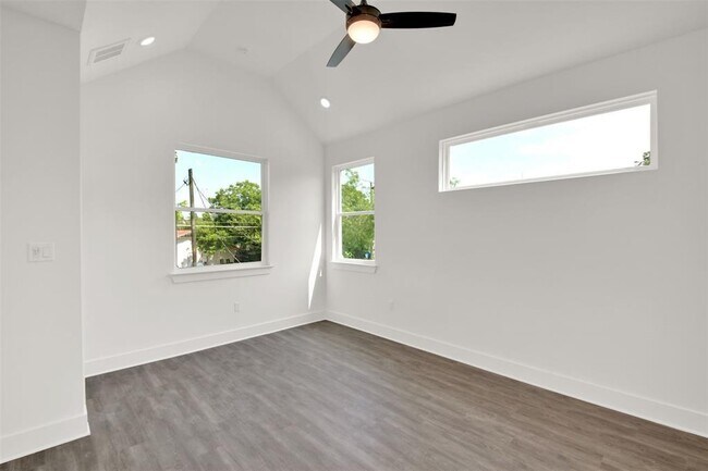 Building Photo - 7603 Carver Ave