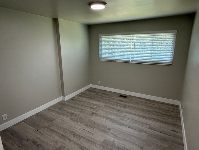 Building Photo - Olympus Cove Five Bedroom Rambler; Amazing...