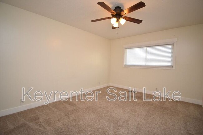 Building Photo - 6888 Hillside Village Cir