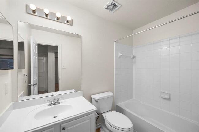 Building Photo - 12475 Saratoga Woods Ln