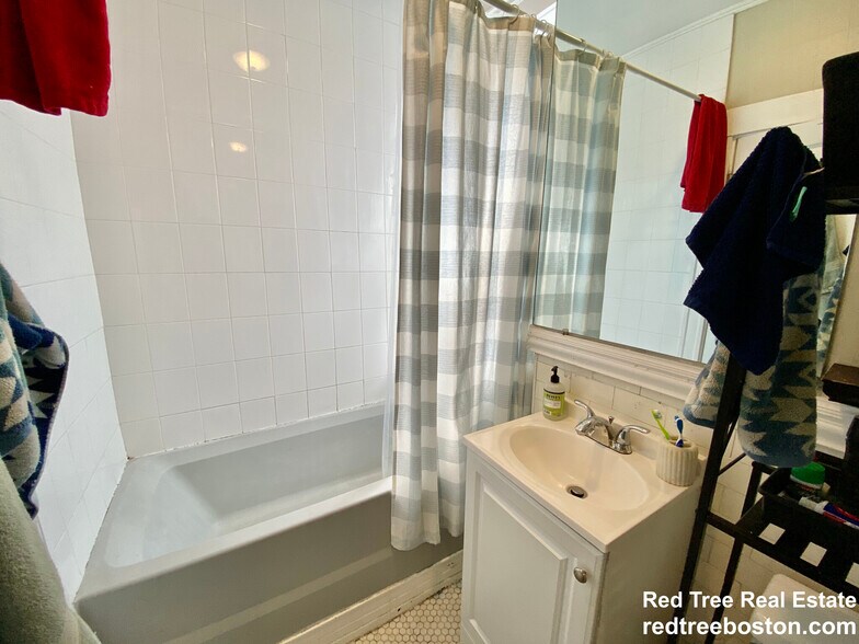 Building Photo - 1572 Commonwealth Ave