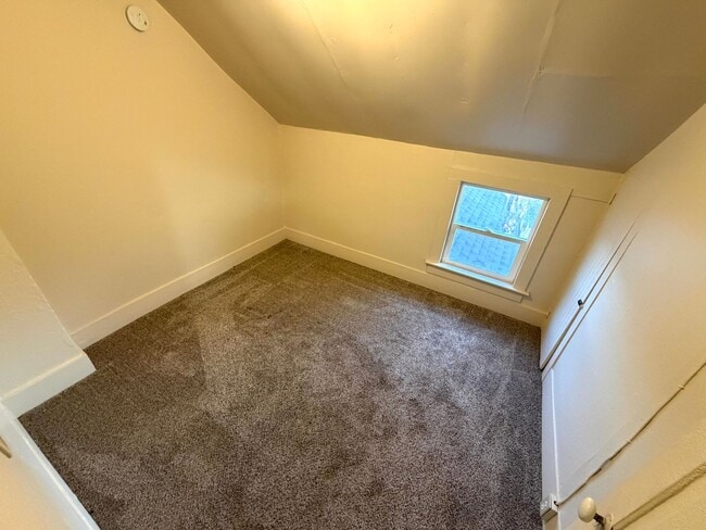 Building Photo - Pet Friendly 3 Bed 1 Bath Single Family Ho...
